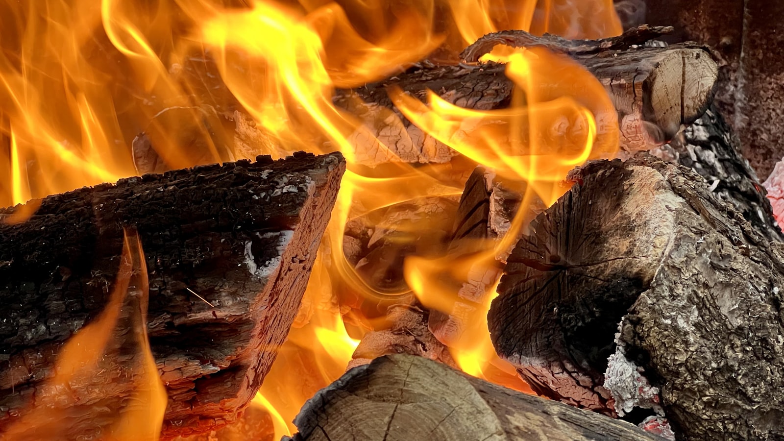 Knapperend haardvuur met brandend haardhout in een open haard