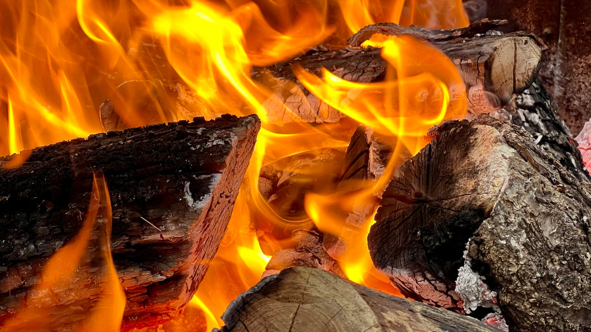 Knapperend haardvuur met brandend haardhout in een open haard